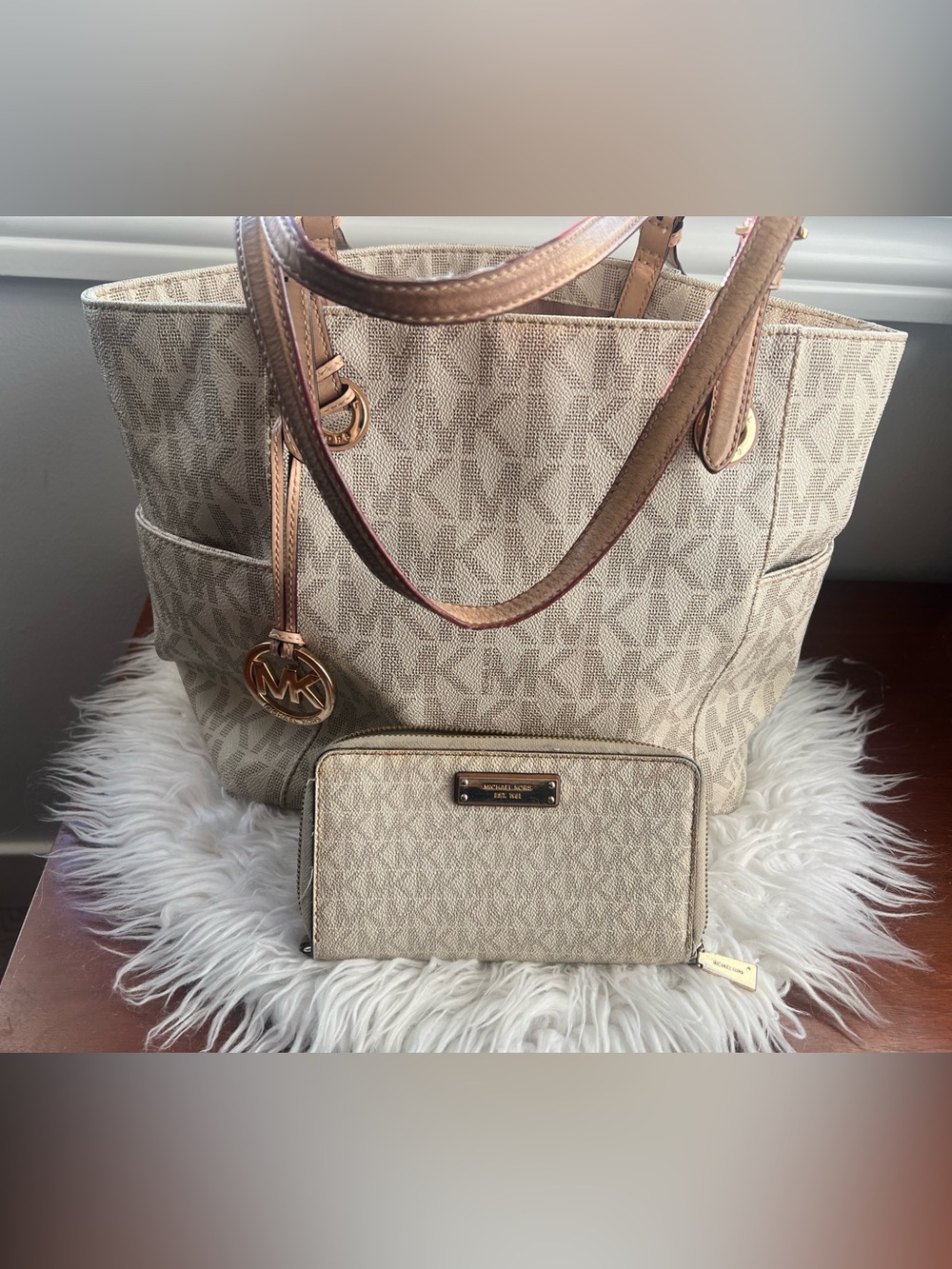 Michael Kors Large Jet Set Tote + Matching Wallet | Vanilla MK Logo-Gold Accents
